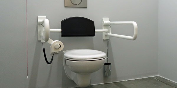 Ein beidseitig anfahrbares WC mit zwei Bügeln